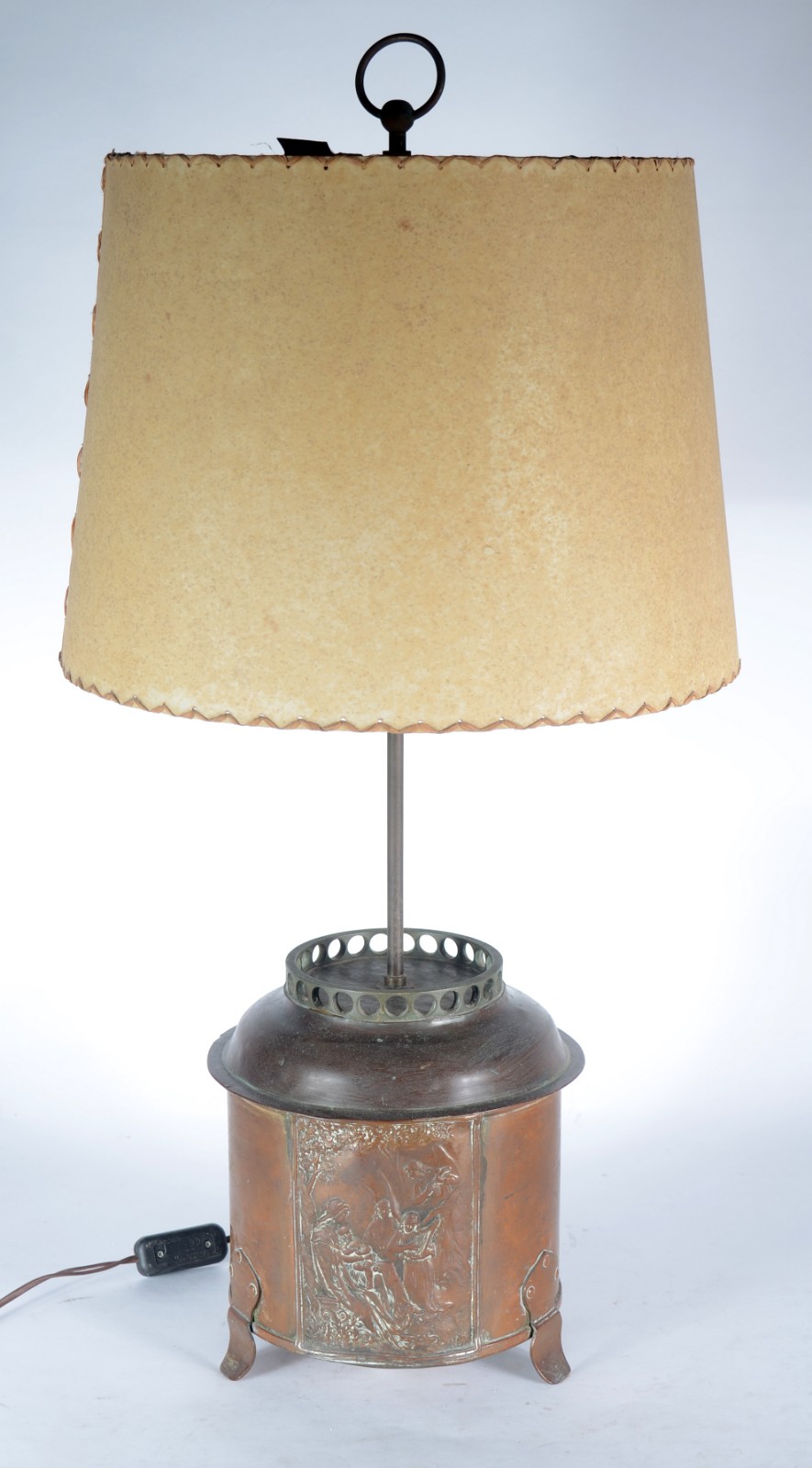 Abatjour com base adaptada de antigo pote de metal/cobre com cena... - foto 1 de 4