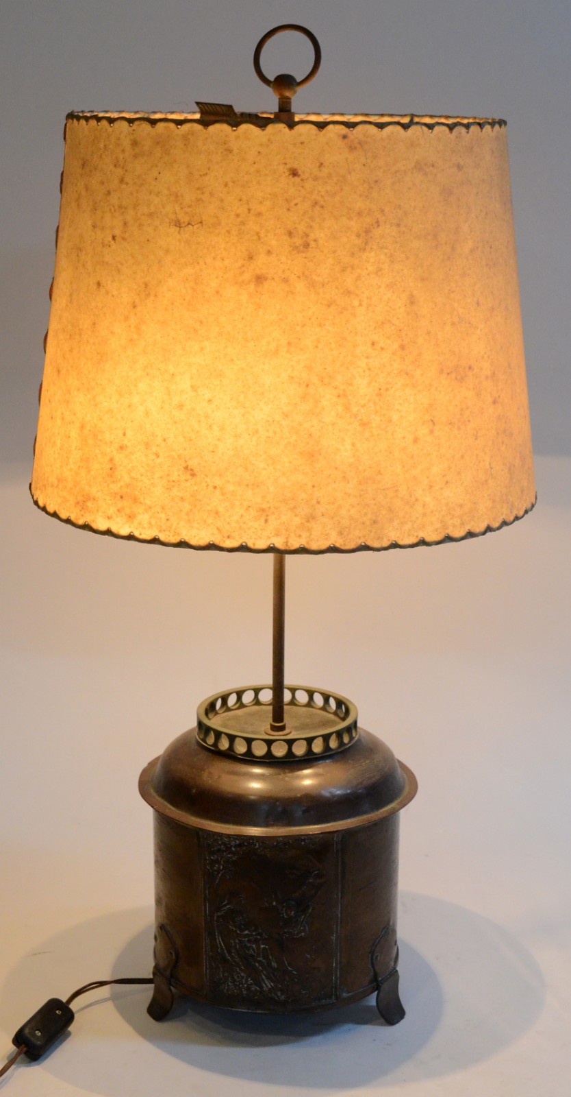 Abatjour com base adaptada de antigo pote de metal/cobre com cena... - foto 4 de 4