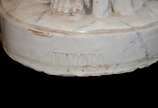 Europa - Escultura de cerâmica branca vitrificada, faltando as mãos. Partes quebradas, rachaduras e lascados.