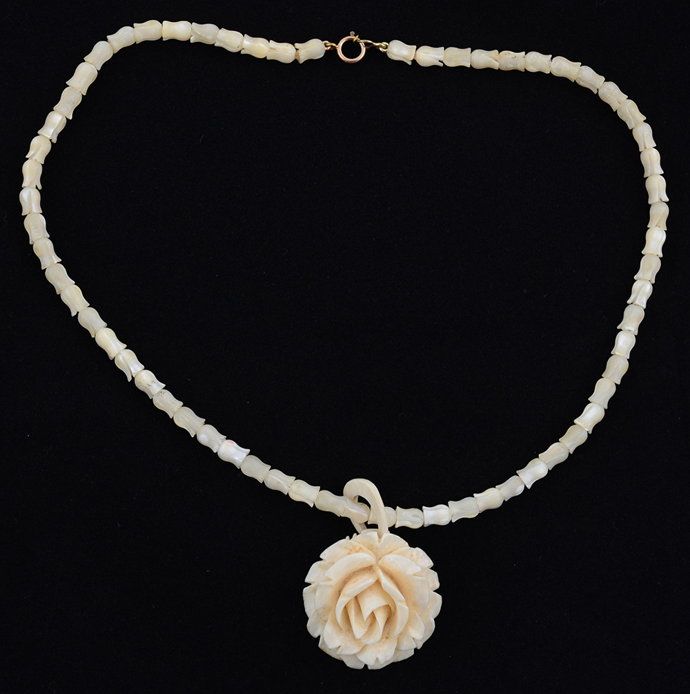 Elegante colar e pendente, madrepérolas esculpidas, fecho em ouro 18... - foto 2 de 2