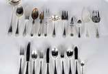 Faqueiro de metal prateado AEC 90, composto de:... - Faqueiro de metal prateado AEC 90, composto de: 8 facas, 11 garfos, 9 colheres grandes; 14 facas, 10 garfos, 9 colheres de sobremesa; 12 facas, ...