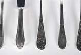 Faqueiro de metal prateado AEC 90, composto de:... - Faqueiro de metal prateado AEC 90, composto de: 8 facas, 11 garfos, 9 colheres grandes; 14 facas, 10 garfos, 9 colheres de sobremesa; 12 facas, ...