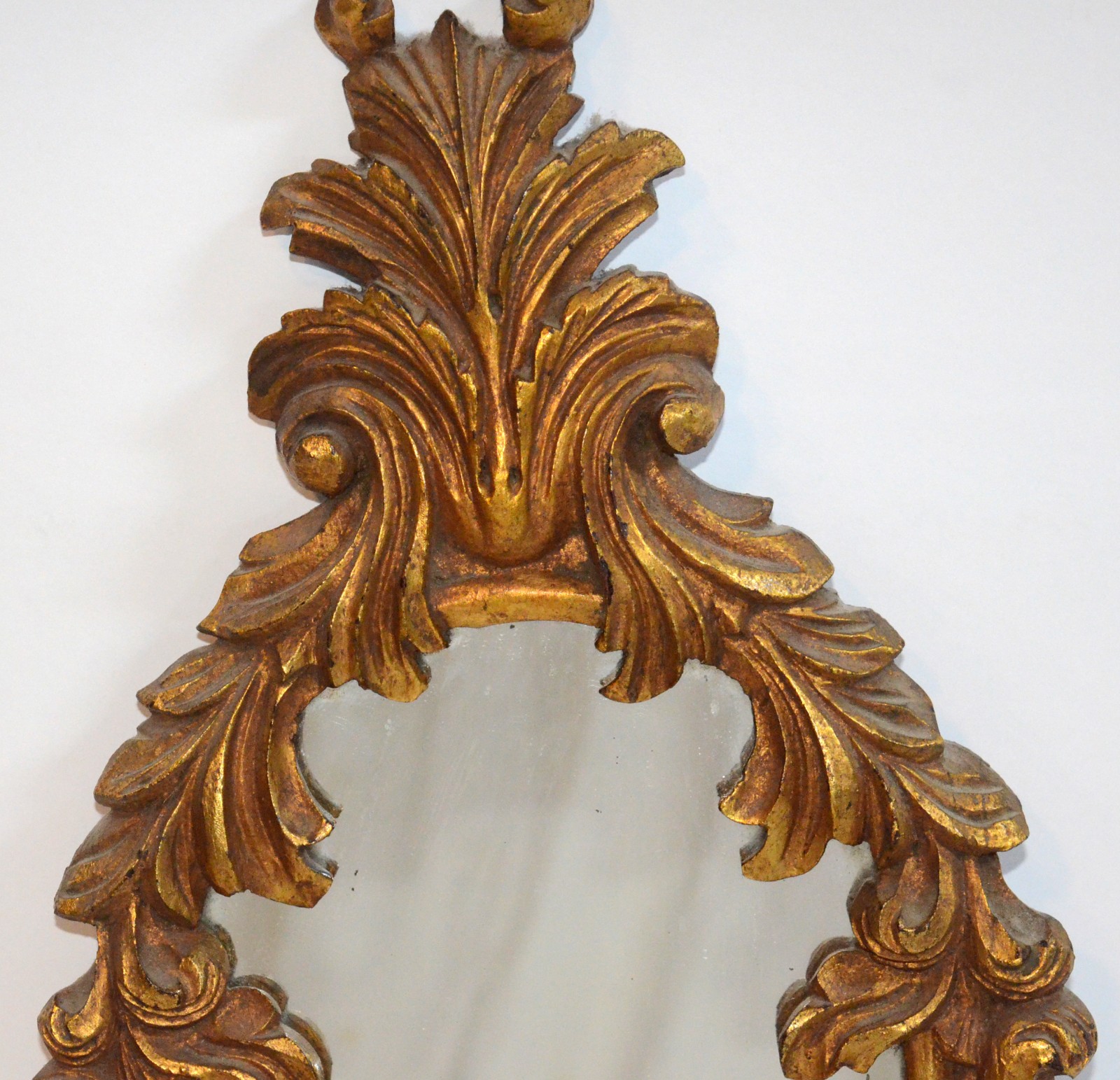 Pequeno espelho decorativo com moldura de madeira entalhada e dourada. - foto 3 de 5