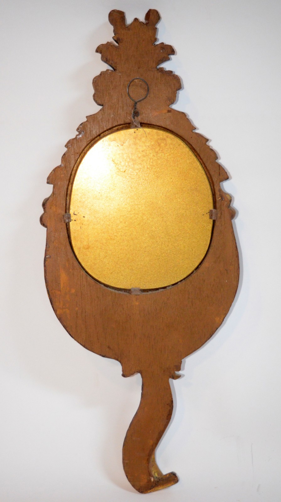 Pequeno espelho decorativo com moldura de madeira entalhada e dourada. - foto 4 de 5