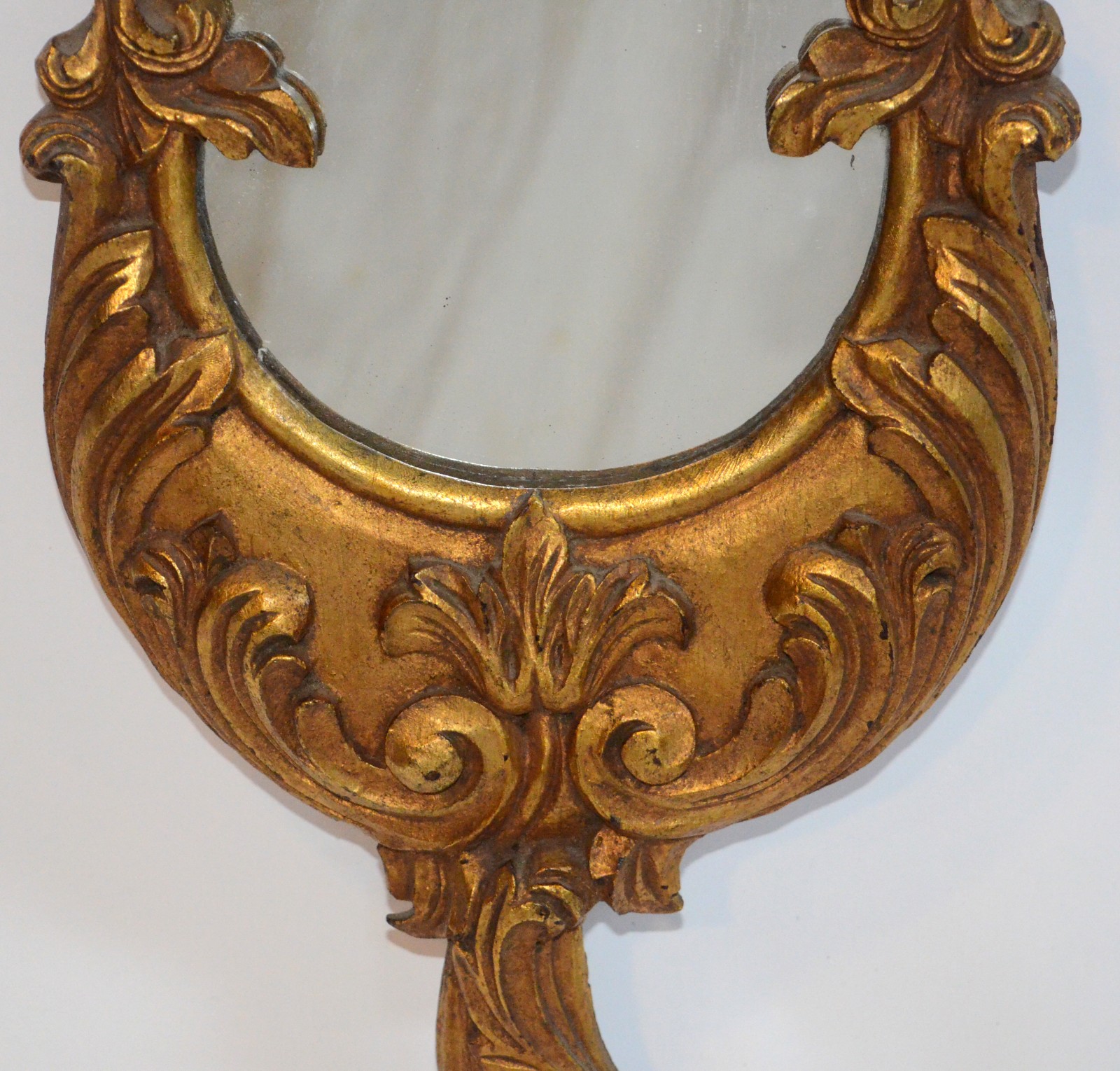 Pequeno espelho decorativo com moldura de madeira entalhada e dourada. - foto 5 de 5