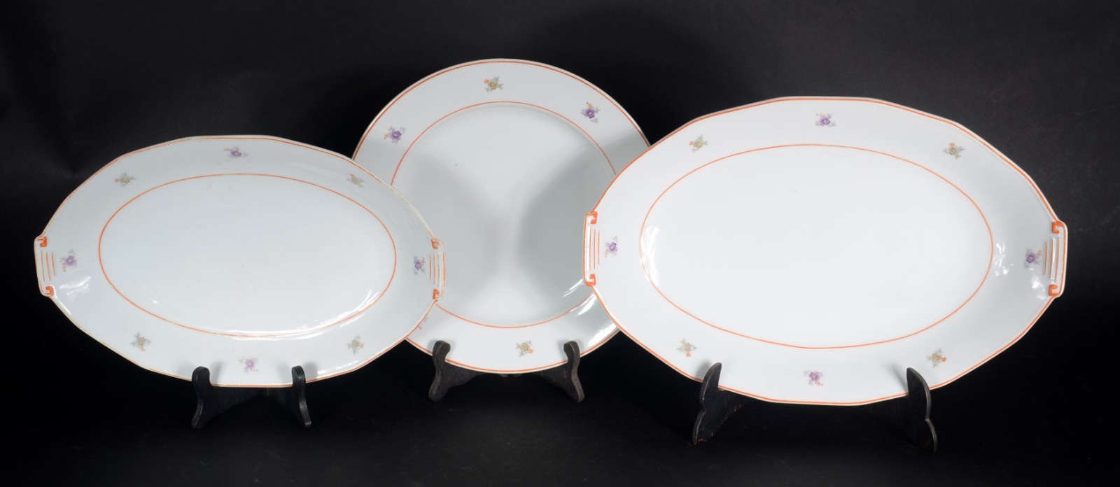 Três travessas de porcelana portuguesa Condal, branca com pequenas... - foto 1 de 6