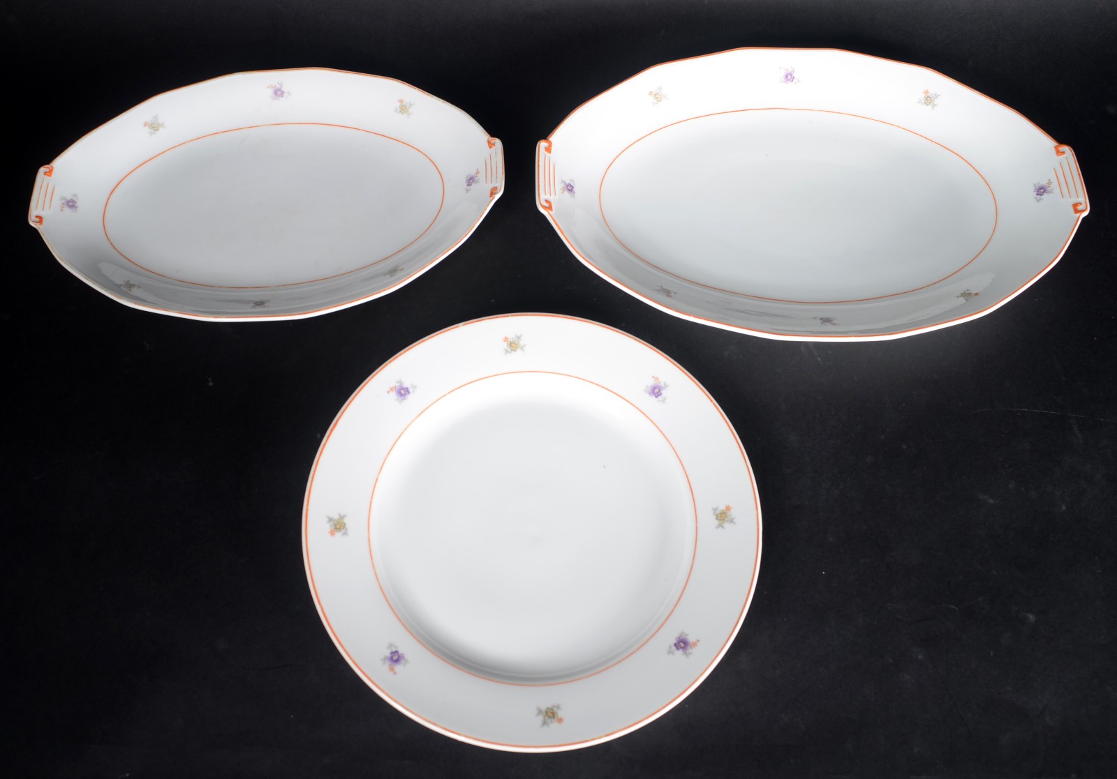 Três travessas de porcelana portuguesa Condal, branca com pequenas... - foto 2 de 6