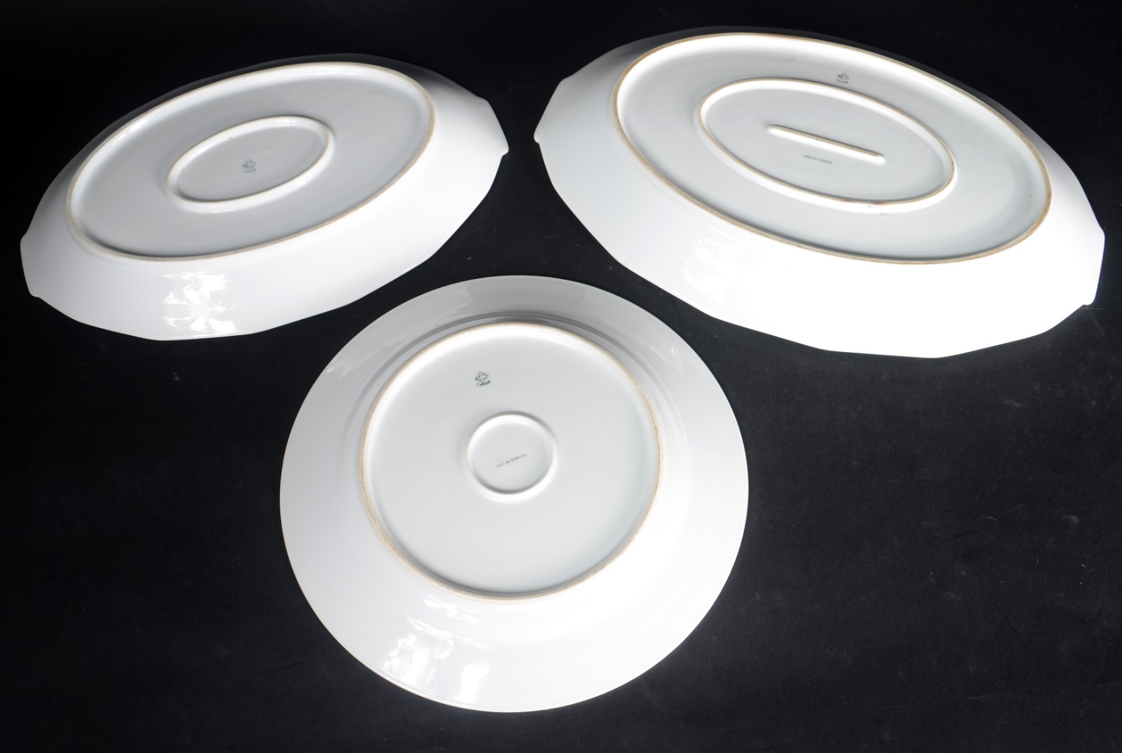 Três travessas de porcelana portuguesa Condal, branca com pequenas... - foto 3 de 6