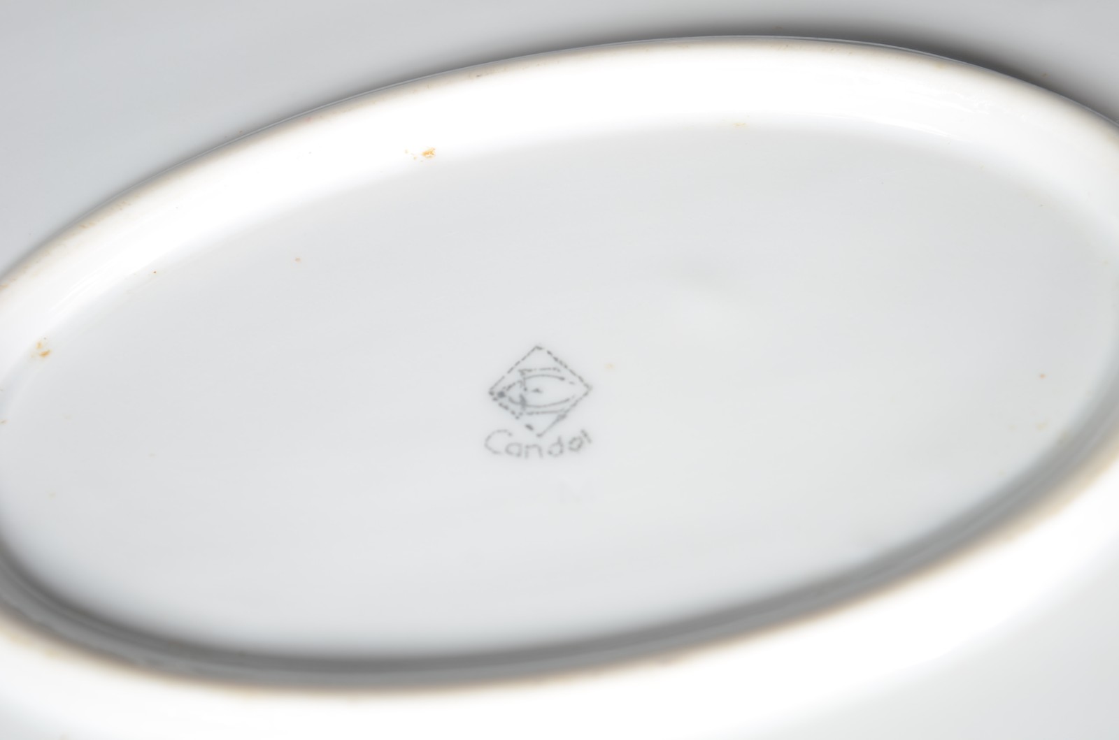 Três travessas de porcelana portuguesa Condal, branca com pequenas... - foto 5 de 6