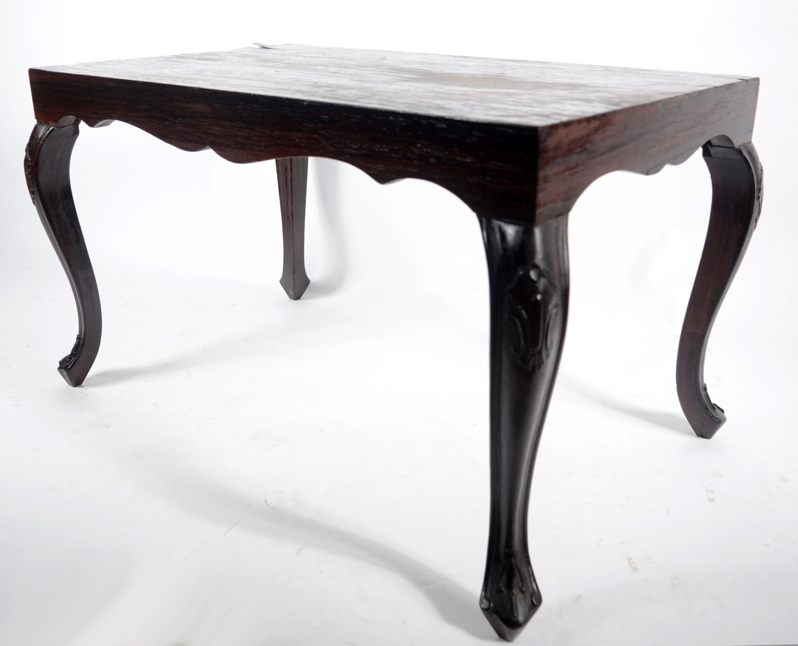 Mesa de centro de madeira nobre, saia recortada, pernas ligeiramente... - foto 1 de 10