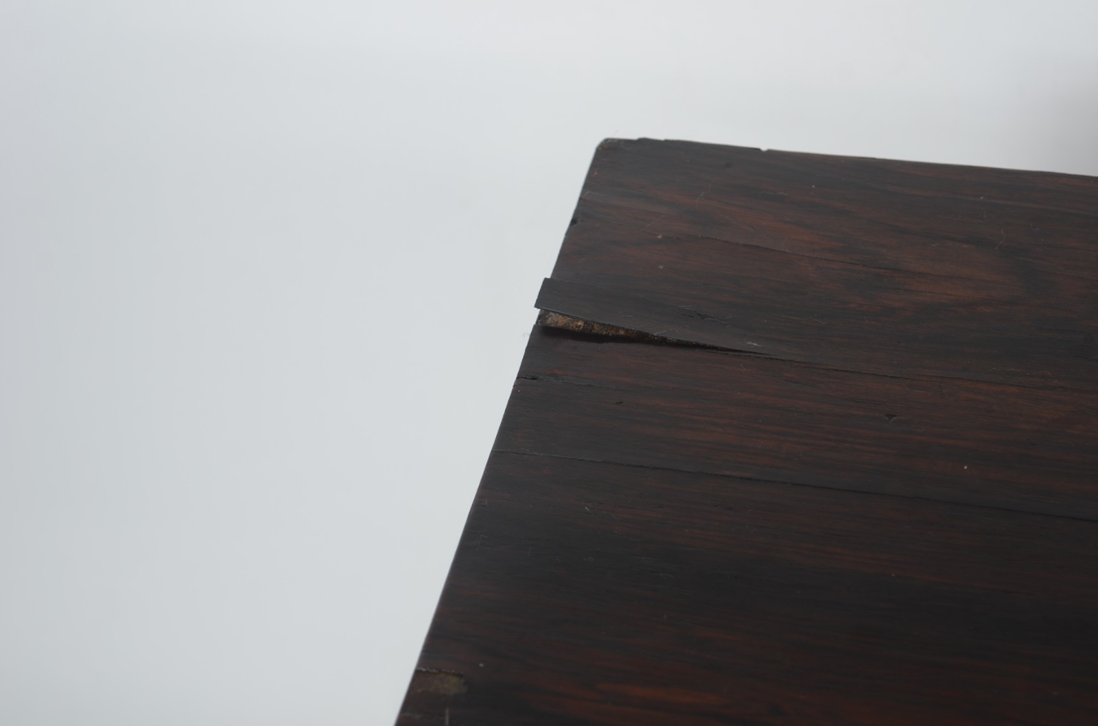 Mesa de centro de madeira nobre, saia recortada, pernas ligeiramente... - foto 7 de 10