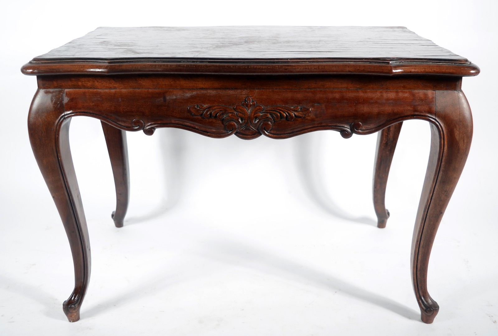 Mesa de centro de madeira nobre, estilo Luis XV, saia recortada... - foto 2 de 7