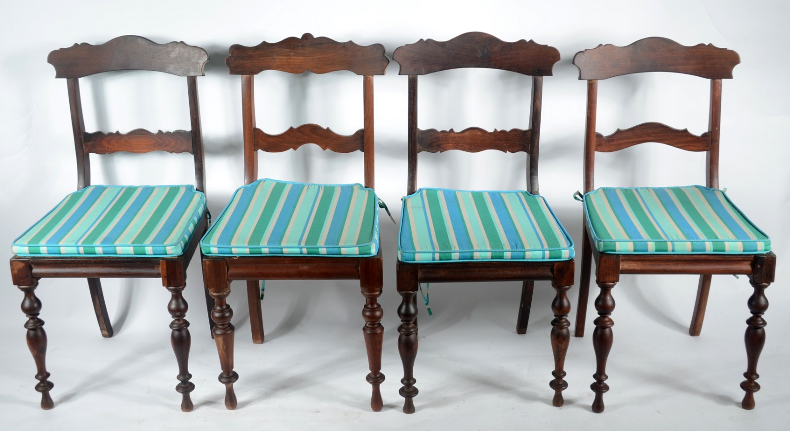 Conjunto com 4 antigas cadeiras de madeira nobre, assentos de... - foto 2 de 5