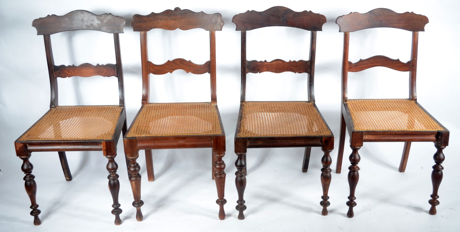 Conjunto com 4 antigas cadeiras de madeira nobre, assentos de... - foto 1 de 5