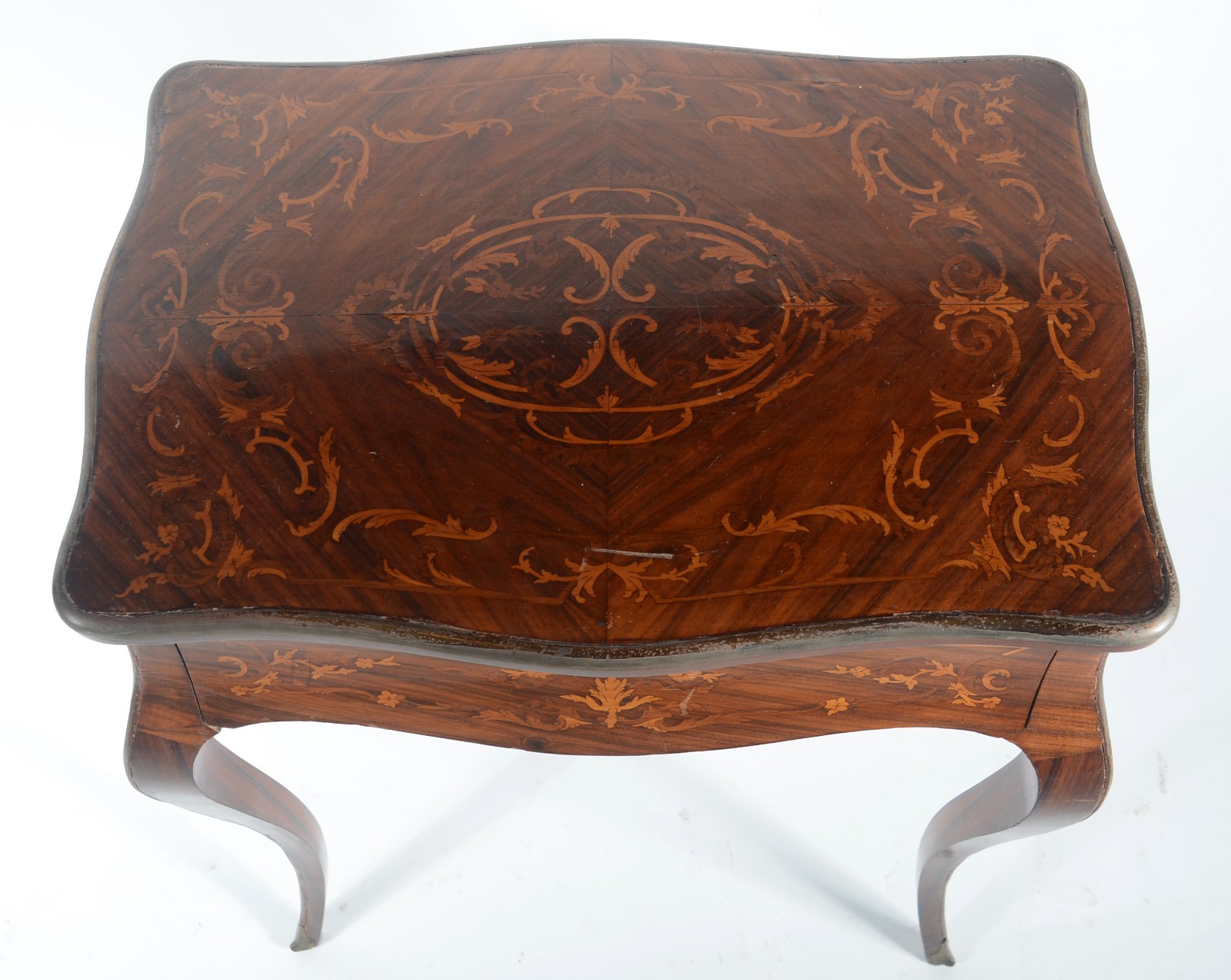 Mesa auxiliar de madeira nobre, estilo frances, tampo recortado com... - foto 4 de 6