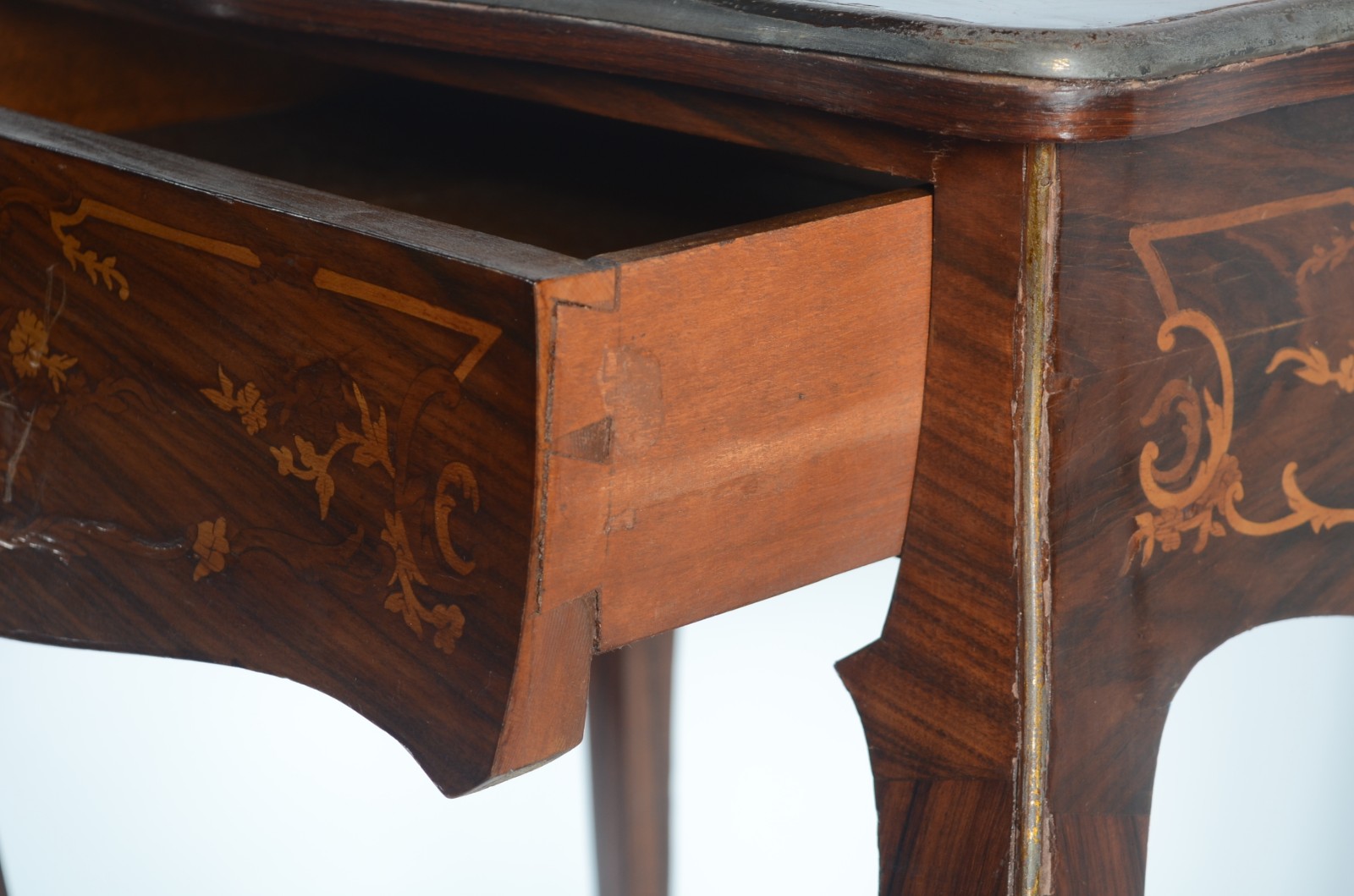 Mesa auxiliar de madeira nobre, estilo frances, tampo recortado com... - foto 5 de 6