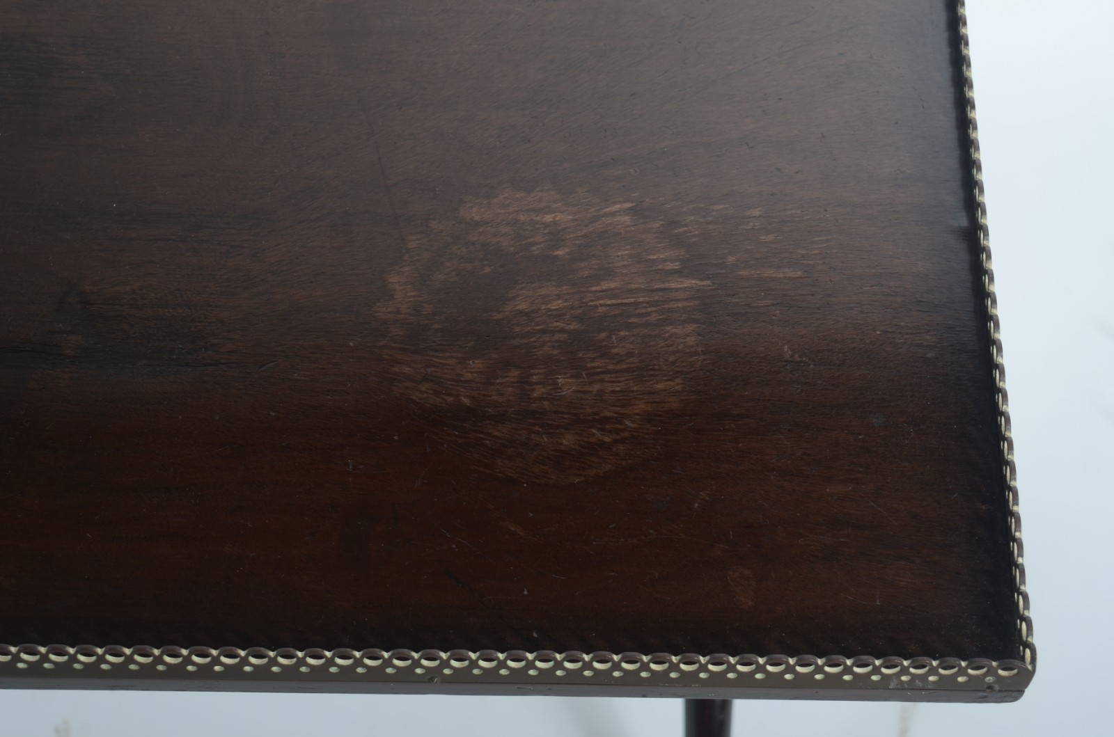 Mesa de centro de madeira nobre, pernas em "X" arredondadas unidas... - foto 6 de 8