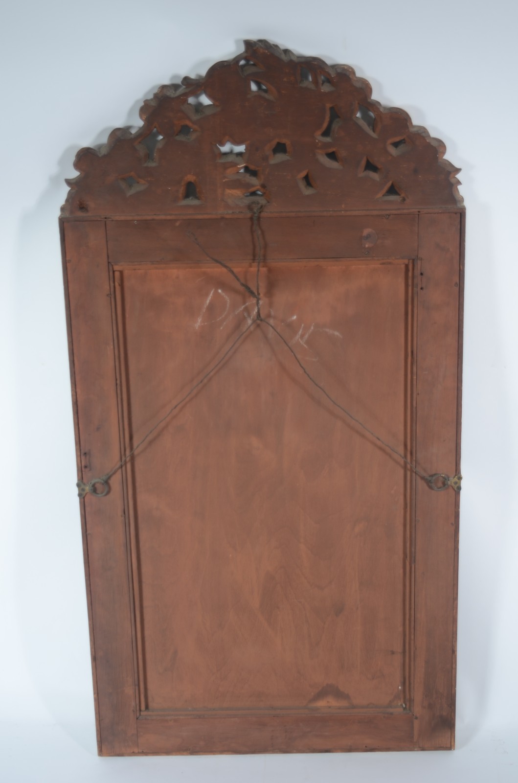 Espelho de cristal com moldura de madeira, encimada por entalhes... - foto 3 de 3