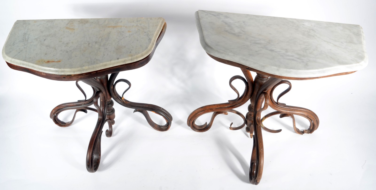 Par de consoles de madeira, estilo austríaco Thonet, tampos de... - foto 1 de 11