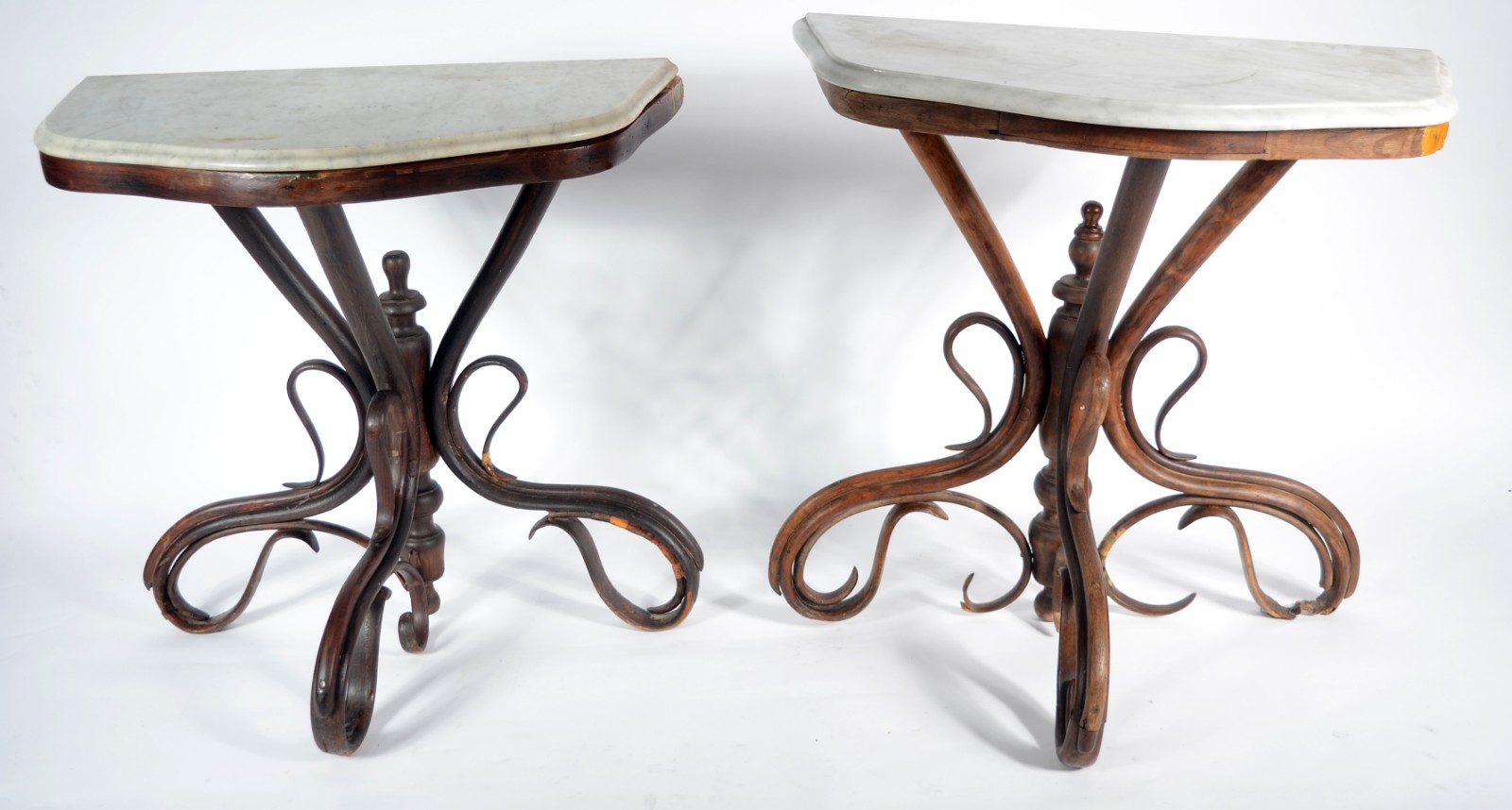 Par de consoles de madeira, estilo austríaco Thonet, tampos de... - foto 2 de 11