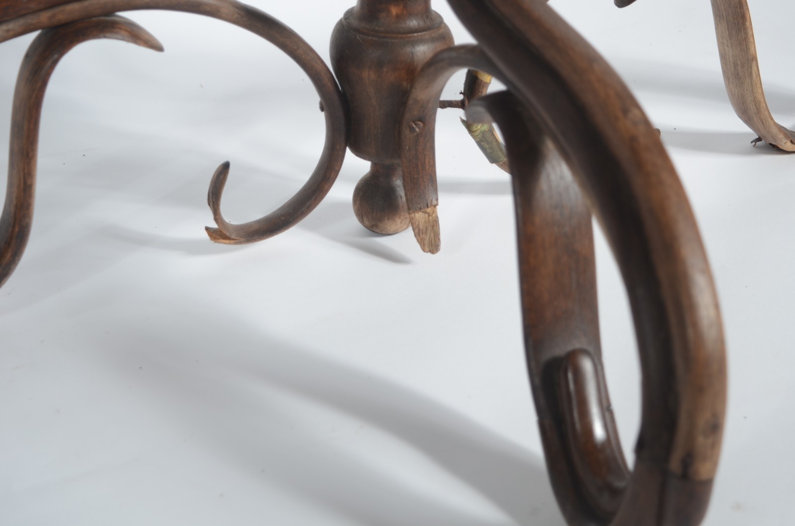 Par de consoles de madeira, estilo austríaco Thonet, tampos de... - foto 6 de 11