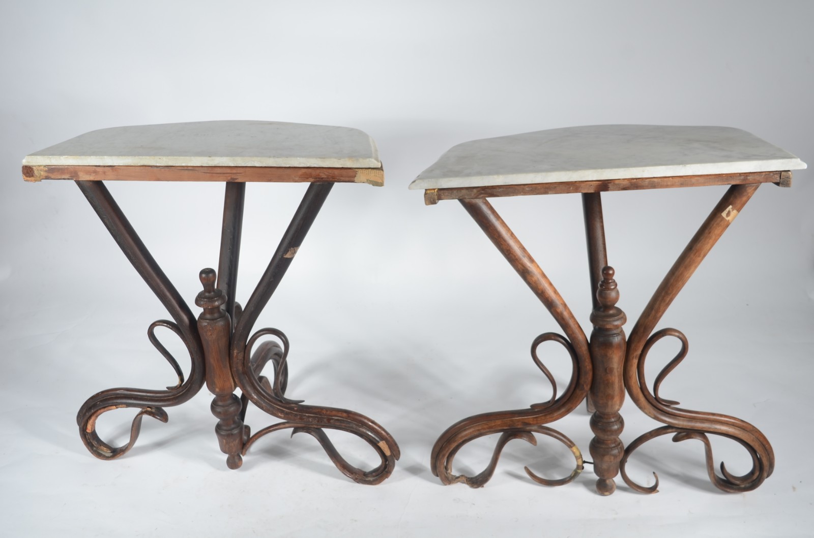 Par de consoles de madeira, estilo austríaco Thonet, tampos de... - foto 10 de 11