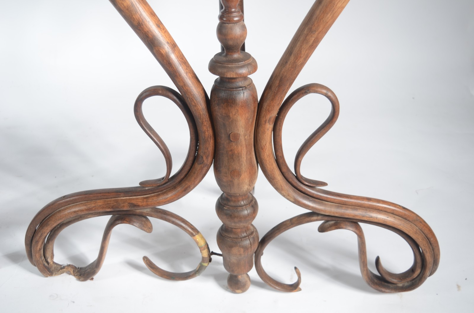 Par de consoles de madeira, estilo austríaco Thonet, tampos de... - foto 11 de 11