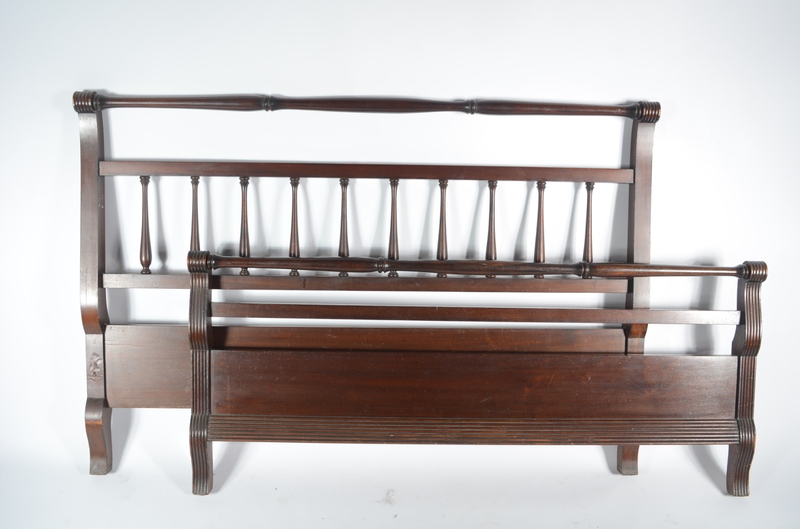 Conjunto de cama de casal e par de mesinhas de cabeceira de madeira... - foto 2 de 11