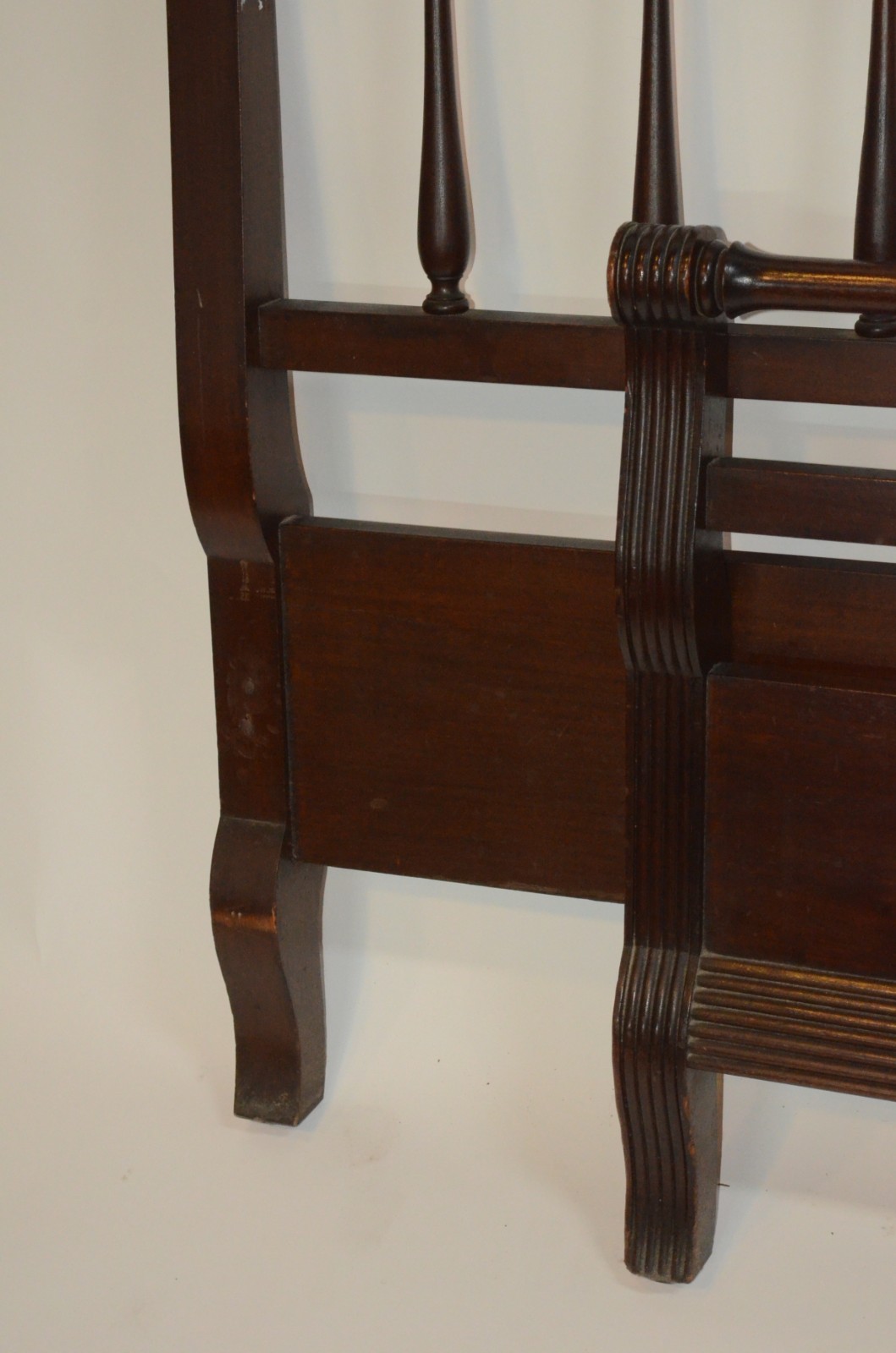 Conjunto de cama de casal e par de mesinhas de cabeceira de madeira... - foto 4 de 11
