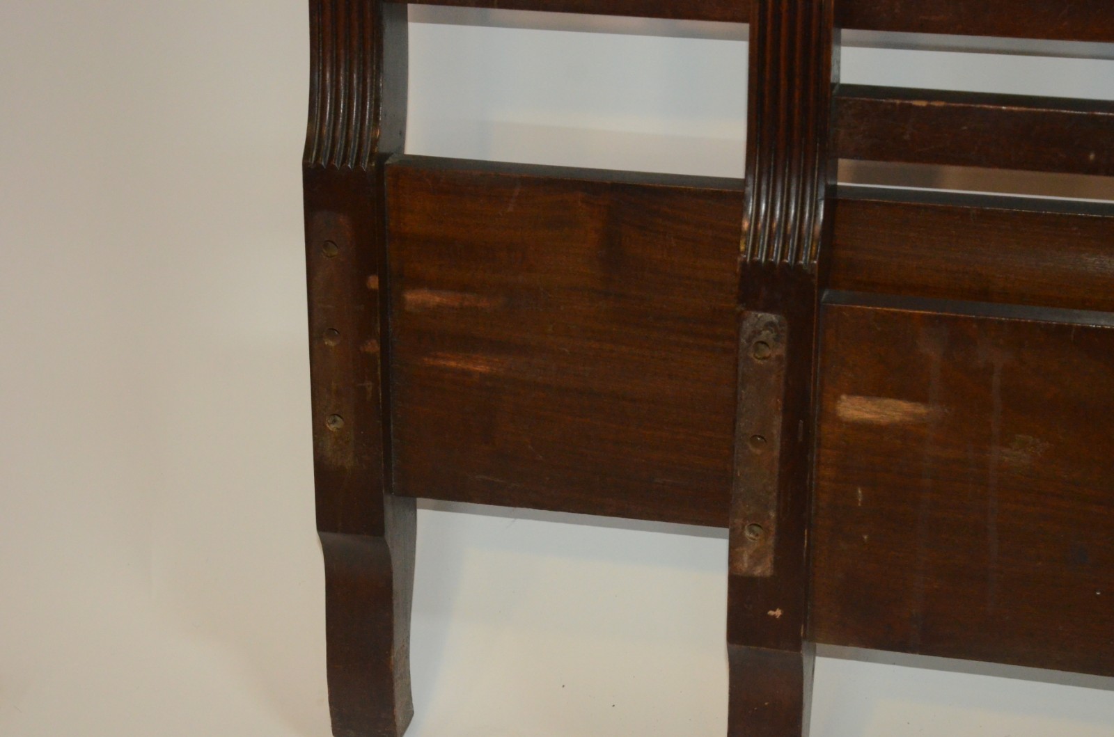 Conjunto de cama de casal e par de mesinhas de cabeceira de madeira... - foto 5 de 11