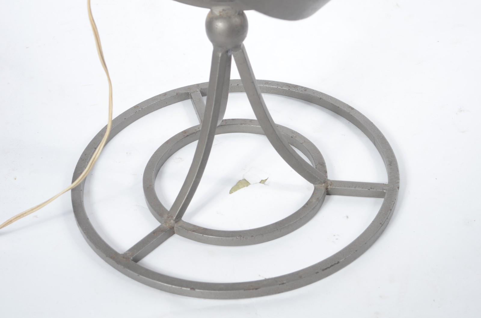 Grande abatjour de metal base com "esferas" e cúpula na cor bege... - foto 5 de 6