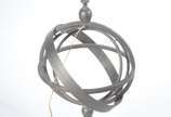 Grande abatjour de metal base com "esferas" e c... - Grande abatjour de metal base com "esferas" e cúpula na cor bege, desgastes.