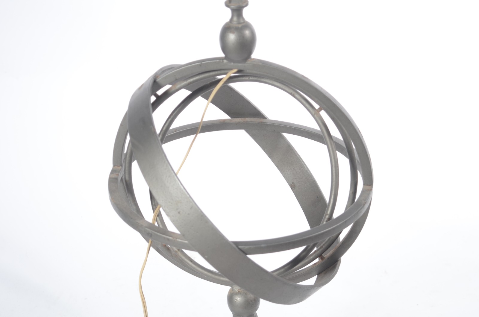 Grande abatjour de metal base com "esferas" e cúpula na cor bege... - foto 6 de 6