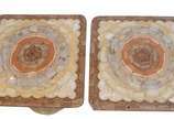 Conjunto de mesa de centro e par de mesas later... - Conjunto de mesa de centro e par de mesas laterais com mosaicos de "pedra".