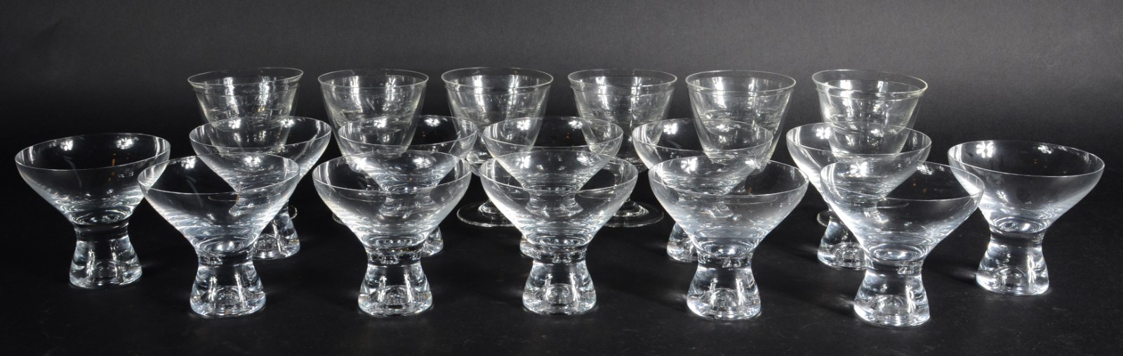 Diversas peças de cristal/vidro, sendo: seis taças para coquetel de... - foto 1 de 6