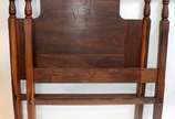 Antiga cama de casal de madeira nobre, possivel... - Antiga cama de casal de madeira nobre, possivelmente francesa, cabeceira com pinos torneados, de encaixe. Um dos pés com desgastes.
