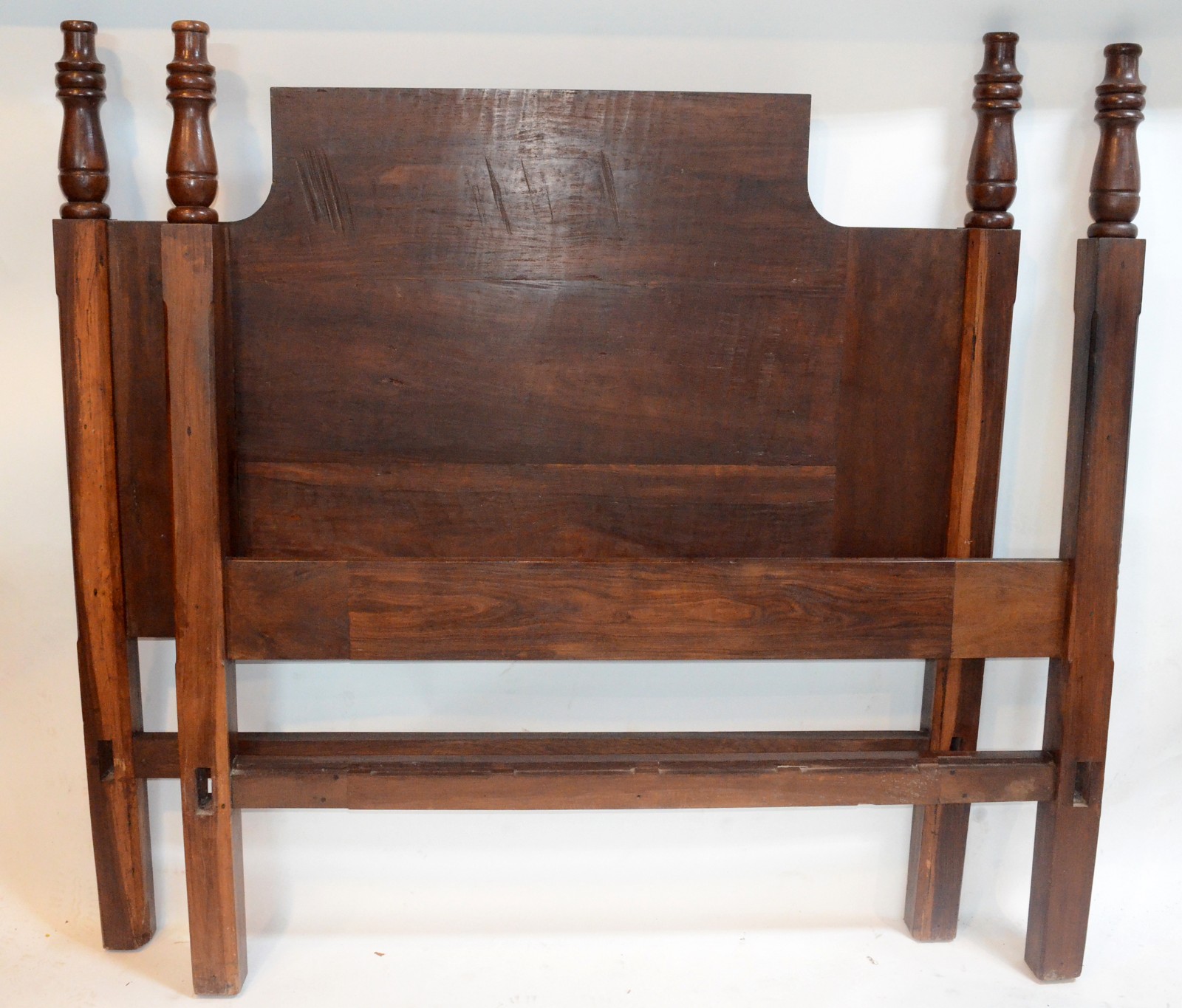 Antiga cama de casal de madeira nobre, possivelmente francesa... - foto 2 de 7