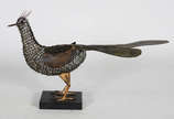 Escultura de metal vazado com policromia repres... - Escultura de metal vazado com policromia representando ave