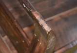 Antigo catre/canapé de madeira nobre, pernas re... - Antigo catre/canapé de madeira nobre, pernas retas e laterais recurvas com traves horizontais. Almofada solta. Apresenta algumas "rachaduras" na...