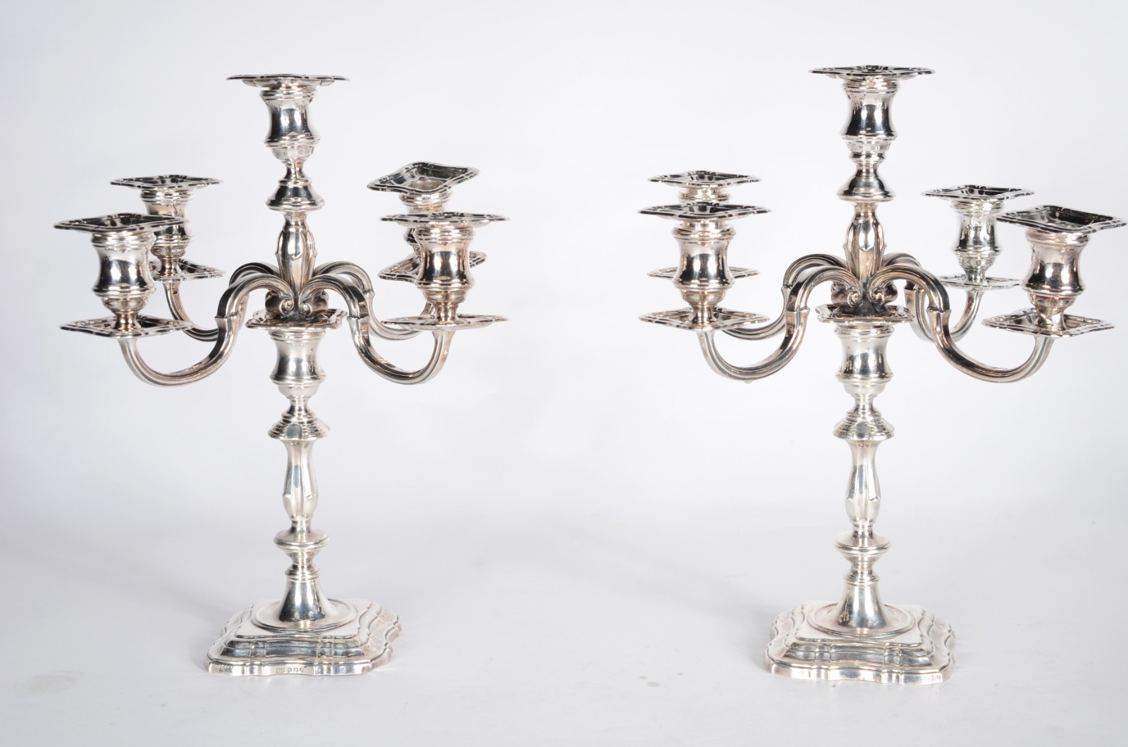 Par de candelabros de prata inglesa, contraste leão passante, para 5... - foto 1 de 5