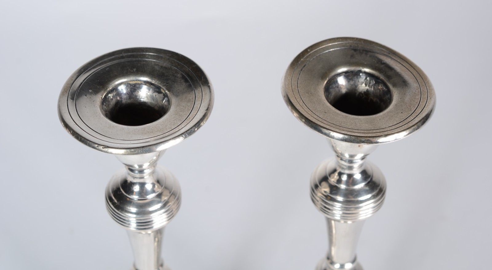 Par de castiçais de prata, contraste 800 mls. Pequenos amassados nas... - foto 2 de 5
