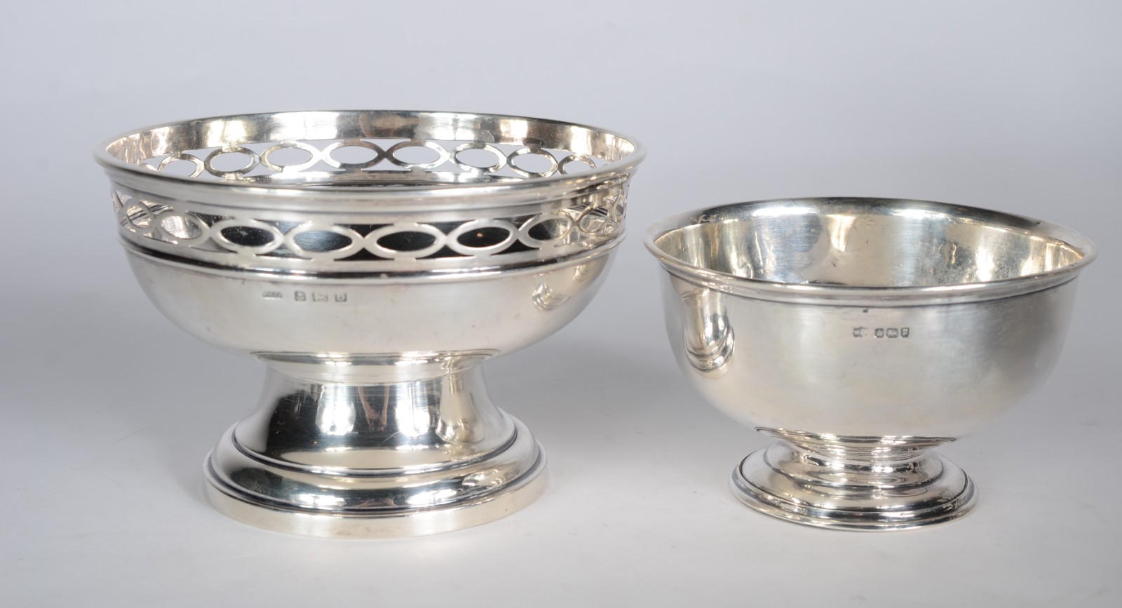 Dois bowls de prata inglesa contrastados, um deles com borda vazada... - foto 1 de 6