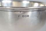 Dois bowls de prata inglesa contrastados, um de... - Dois bowls de prata inglesa contrastados, um deles com borda vazada. Peso da prata: 360 g. (Por motivos de segurança a peça não se encontra na l...