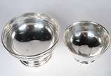 Dois bowls de prata inglesa contrastados, um de... - Dois bowls de prata inglesa contrastados, um deles com borda vazada. Peso da prata: 360 g. (Por motivos de segurança a peça não se encontra na l...