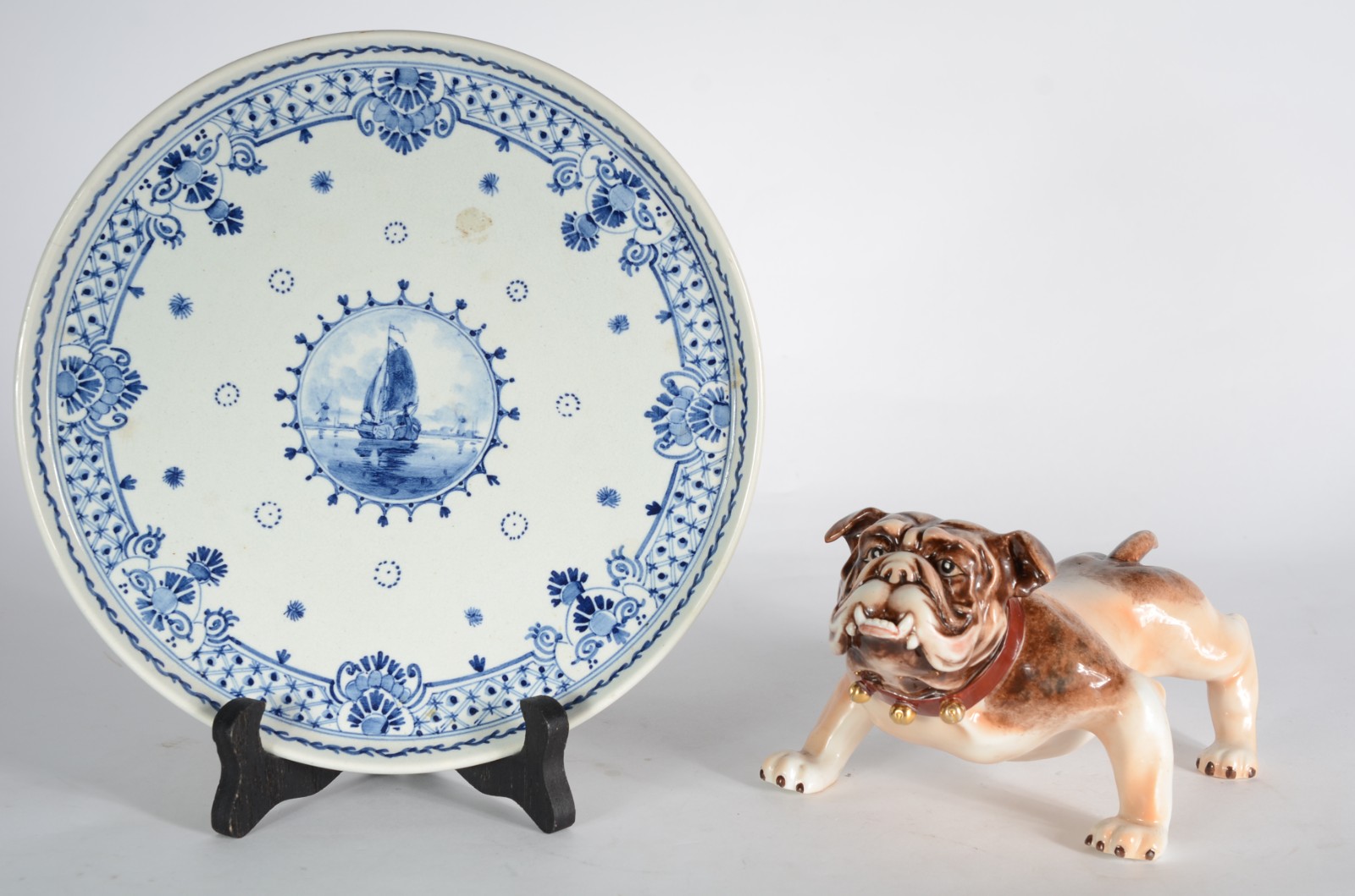 Duas peças, sendo: Prato de porcelana holandesa decorada com veleiro... - foto 1 de 11