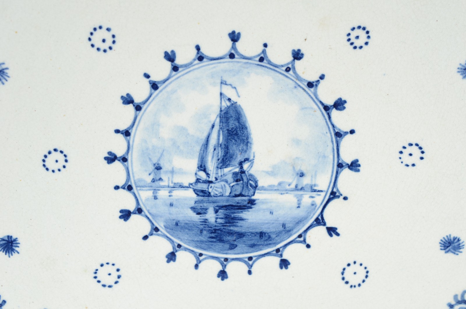 Duas peças, sendo: Prato de porcelana holandesa decorada com veleiro... - foto 2 de 11
