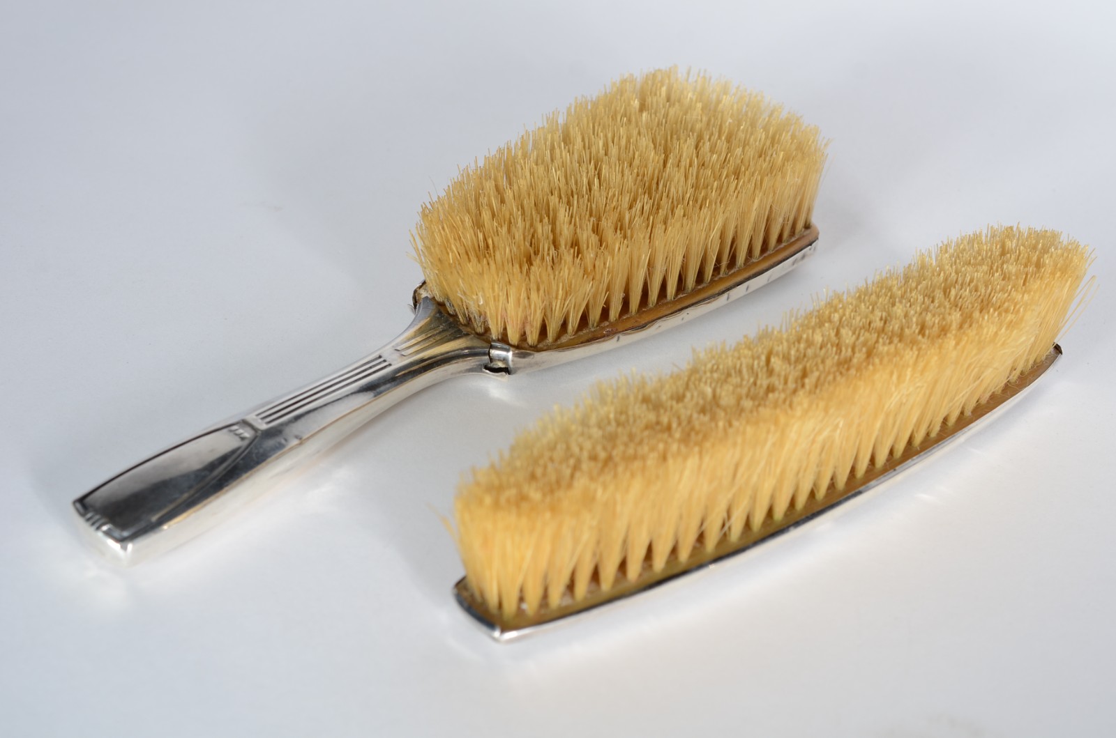 Duas escovas para toilette com guarnição de prata, contraste 925 mls... - foto 2 de 5