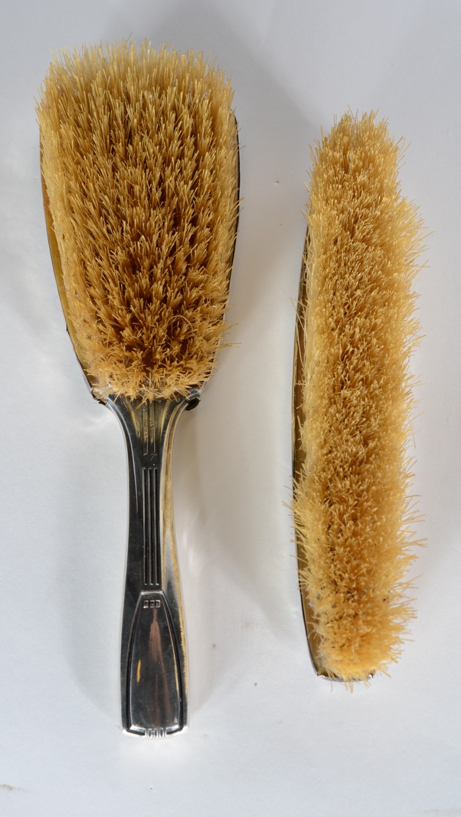 Duas escovas para toilette com guarnição de prata, contraste 925 mls... - foto 3 de 5