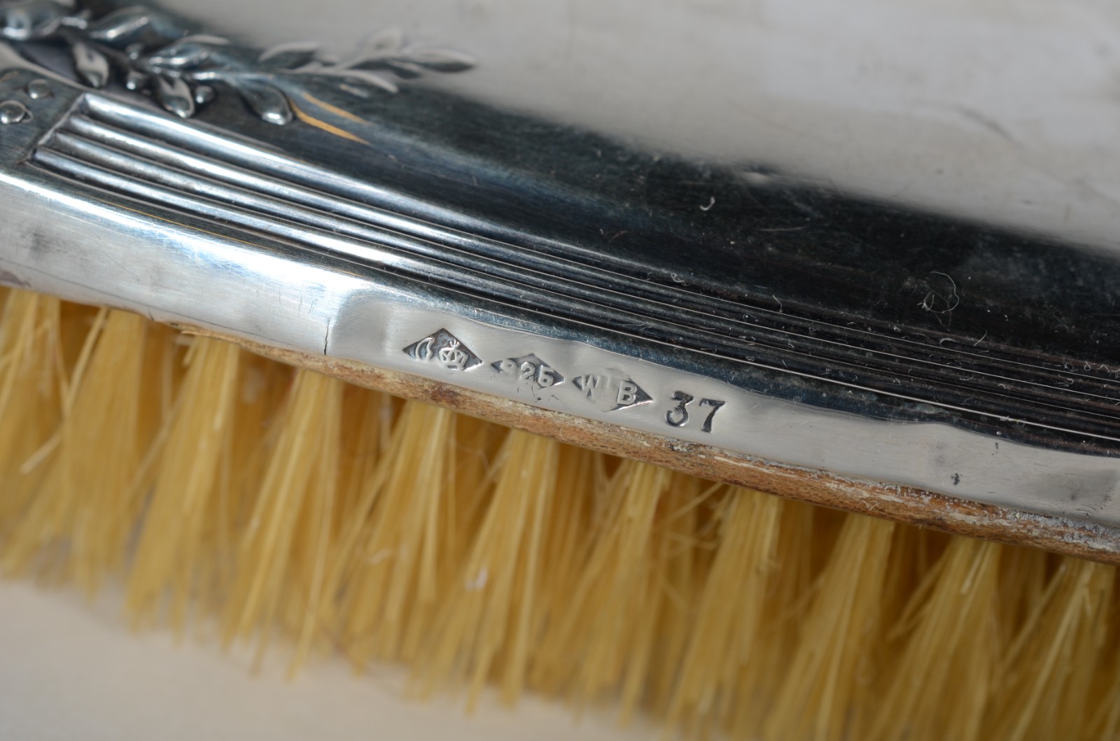 Duas escovas para toilette com guarnição de prata, contraste 925 mls... - foto 4 de 5