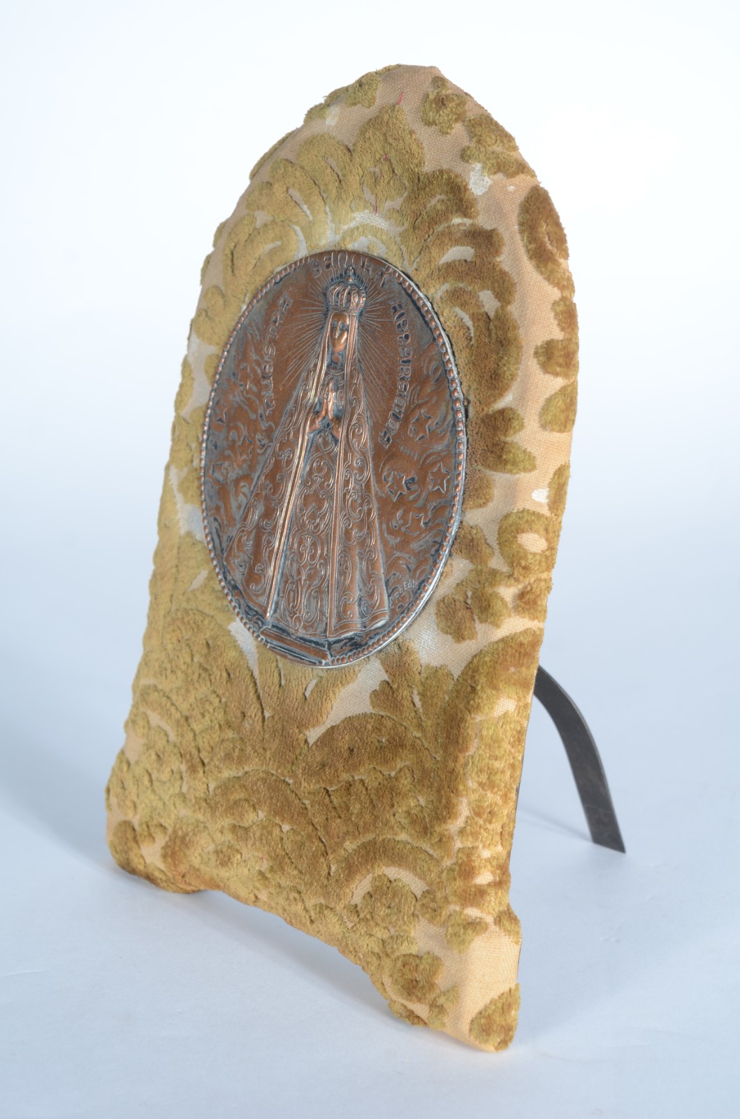 Placa sacra de Nossa Senhora Aparecida de metal com moldura de veludo... - foto 2 de 4